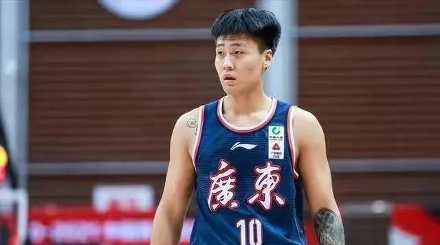 叶长空不解的问：爸，您这话是什么意思？叶忠全淡淡道：如果刘战真的没死，苏成峰现在可能就已经连夜逃出国了。